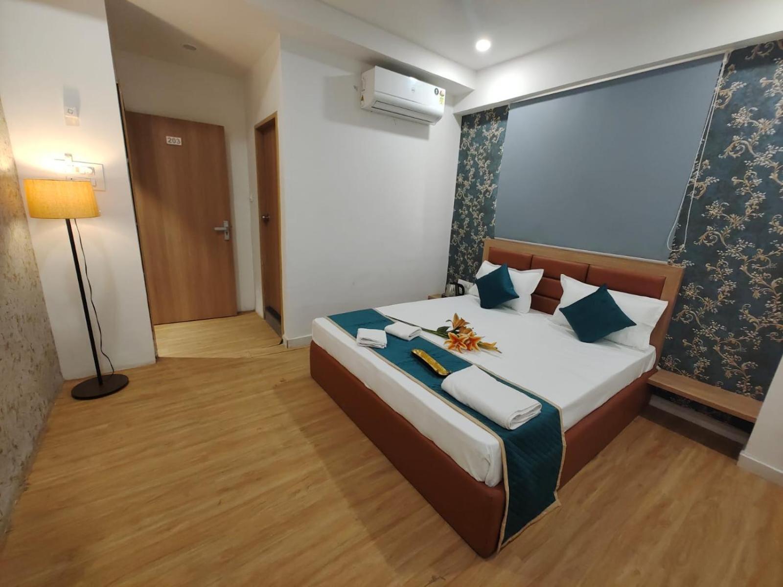 Hotel Prasang Surat Eksteriør billede