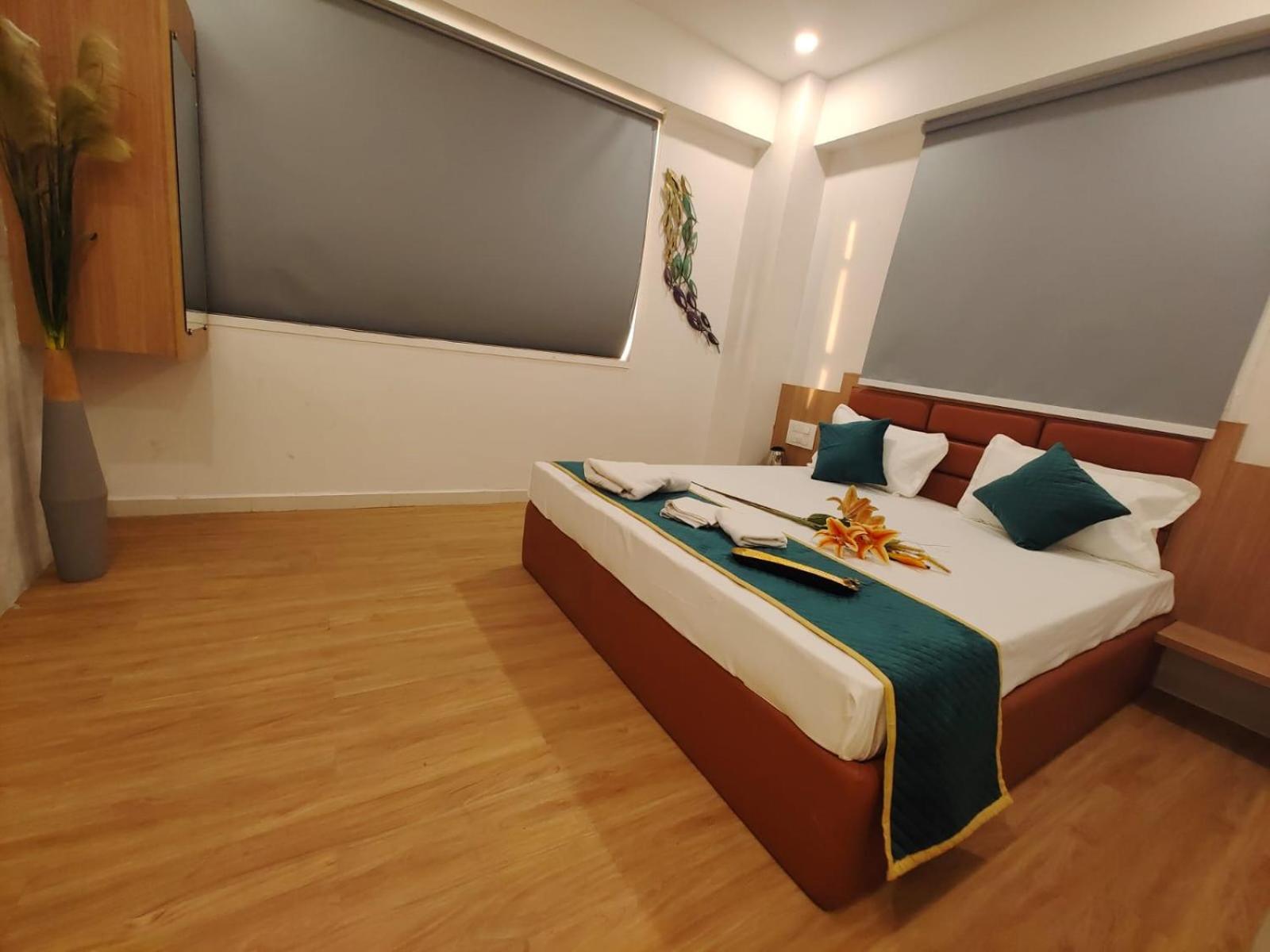 Hotel Prasang Surat Eksteriør billede