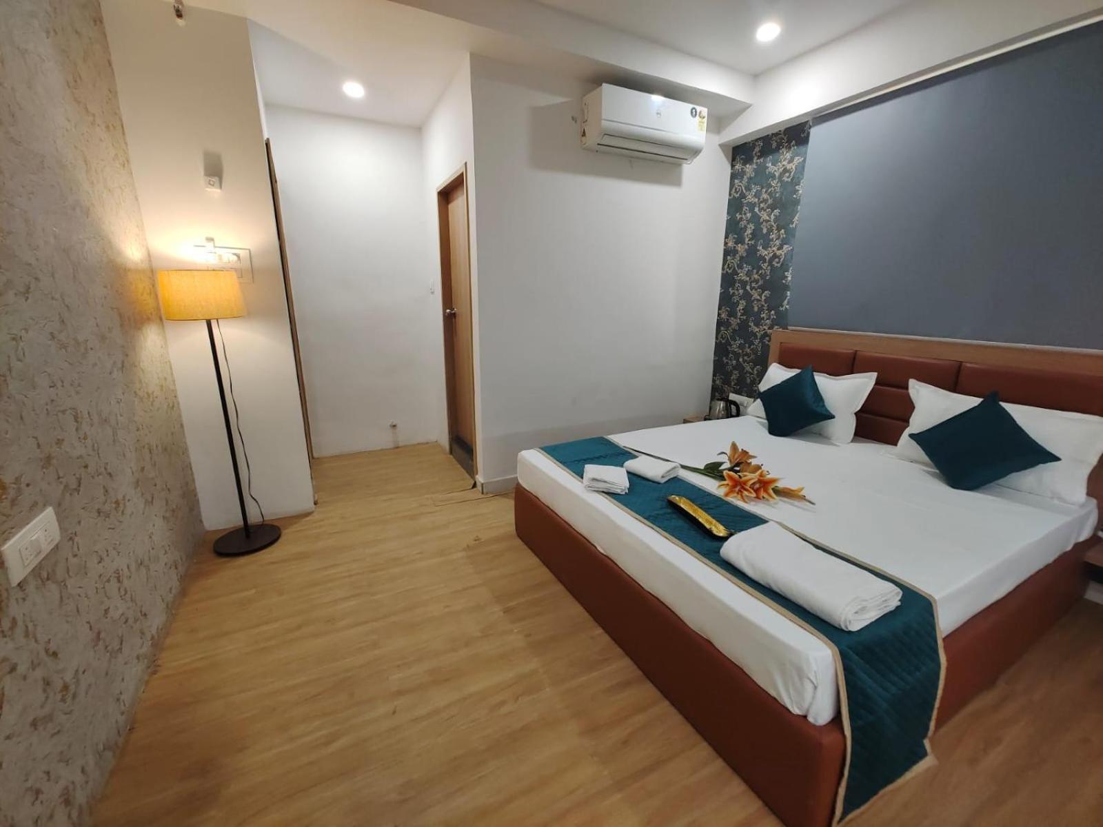 Hotel Prasang Surat Eksteriør billede